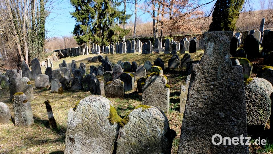 Der Judenfriedhof an der Flossenbürger Straße mit den steinernen Zeugen der Vergangenheit: den Grabsteinen. 1692 fand auf dem Areal dort die erste Beerdigung statt. Bild: le