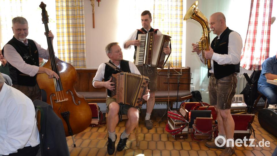 Den Auftakt zum Musikantentreffen machte die Mühlschleifmusi mit der Skitourenpolka. Bild: gi