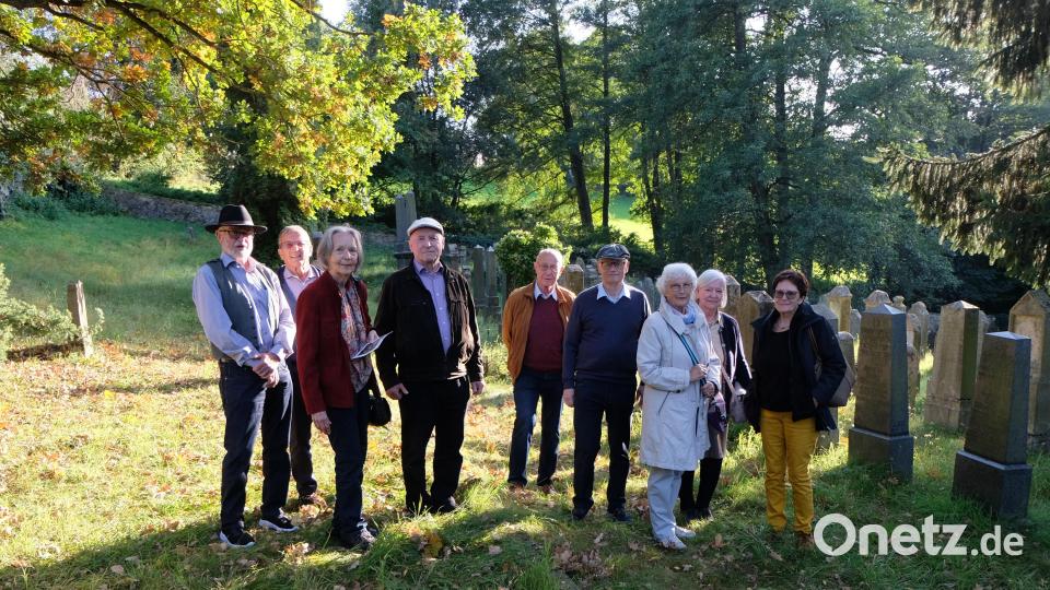Otmar Singer und Bürgermeister a.D. Fred Lehner, zwei Kenner der jüdischen Geschichte von Floß, führen eine Gruppe über den jüdischen Friedhof. Bild: exb