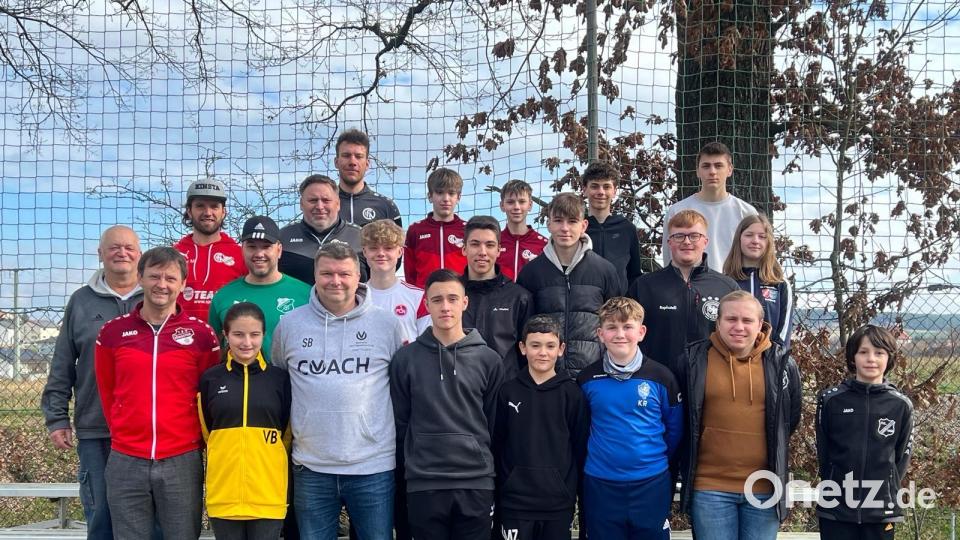 Zwei weibliche und 21 männliche Teilnehmer ließen sich beim TSV Königstein und beim 1. FC Schlicht durch Lehrwart Walter Schimpke (Zweite Reihe, links) zum Fußball-Schiedsrichter ausbilden. Bild: gel