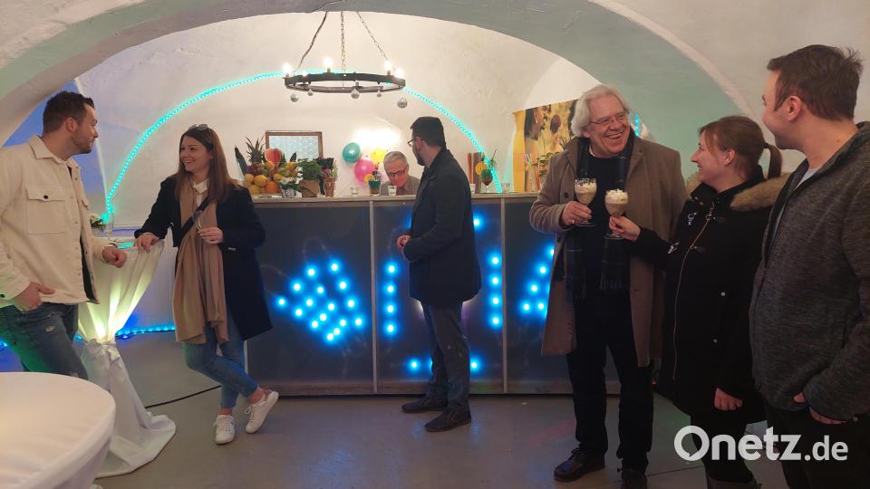 Mit einer Neuheit wartet Burkhard Graf Beissel von Gymnich (Dritter von rechts) auf: Er veranstaltet erstmals eine Hochzeitsmesse auf Schloss Guteneck. Bild: jua