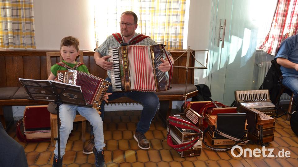 Einen Riesenbeifall bekam der kleine Max Hammerl auf seiner Steirischen mit seinem Papa Mario (Akkordeon) und Christa Babl (Diatonische). Bild: gi