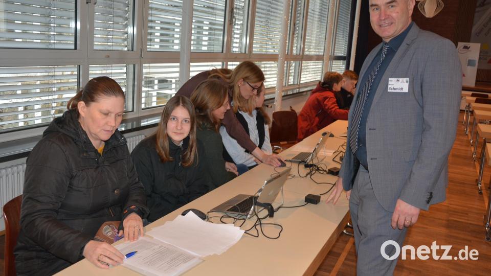 Die Möglichkeit zur Anmeldung für das neue Schuljahr 2024/25 wurde eifrig genutzt. Rechts im Bild Schulleiter Michael Schmidt. Bild: jr