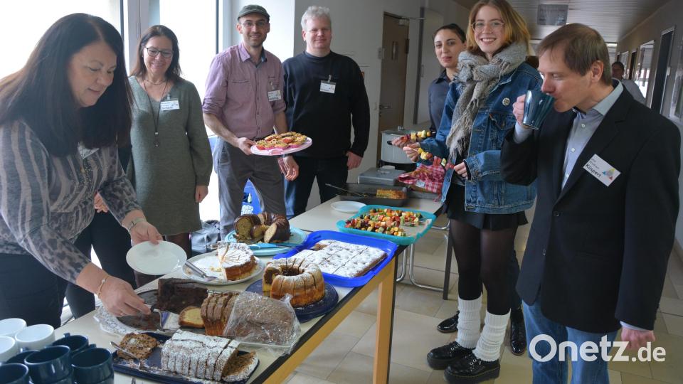Für das leibliche Wohl hatte der Elternbeirat mit selbst gebackenen Kuchen gesorgt. Bild: jr
