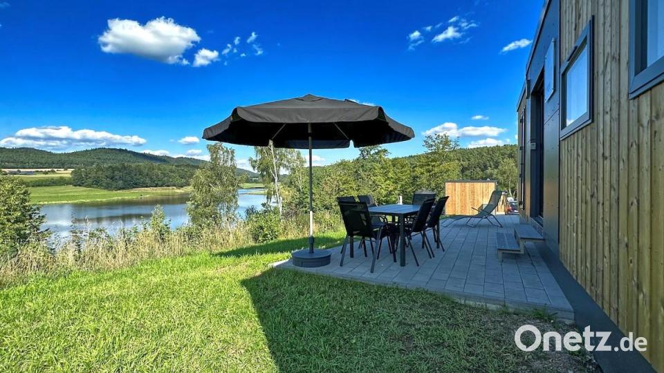 Seit vergangenen Jahr betreibt Matthias Hauer mit zwei Freunden ein kleines Feriendorf mit elf Tiny Chalets am Eixendorfer See in Neunburg vorm Wald (Lkr. Schwandorf). Bild: Feriendorf Seeblick