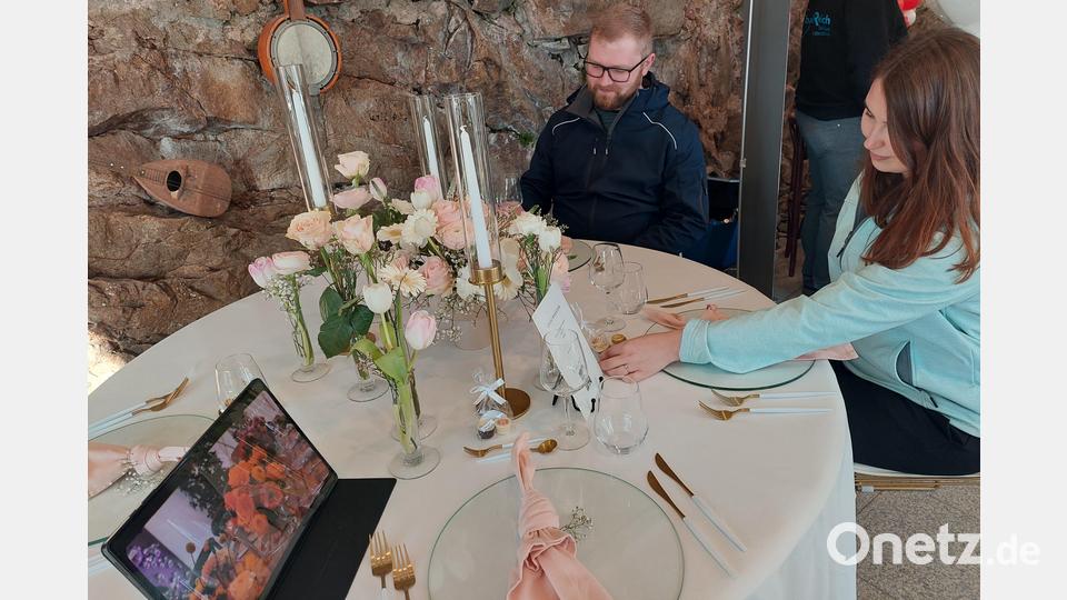 So könnte ein gedeckter Tisch beim Hochzeitsmahl aussehen. Bild: jua