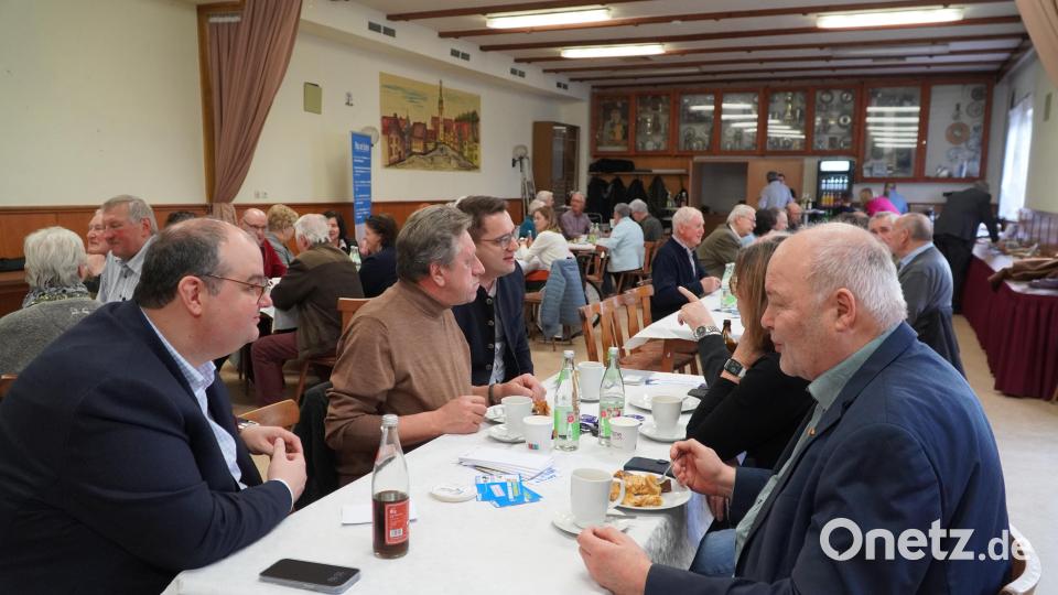 Reger Austausch bei Kaffee und selbst gemachtem Kuchen: Europa-Abgeordneter Christian Doleschal (Dritter von links) unterhält sich beim Kaffeekränzchen der Senioren- und Mittelstandsunion in Schwandorf mit den Besuchern. Bild: Härtl/exb