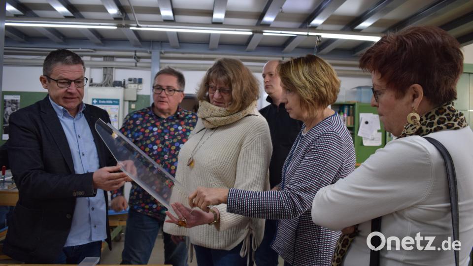Acrysign-Geschäftsführer Andreas Szak zeigte der SPD-Delegation Kunststoffteile, die in einen Wohnwagen verbaut werden. Im Bild: (von links) Andreas Szak, Gunar Prauschke, Sybille Bayer, Landratskandidat Thomas Döhler, Landtagsabgeordnete Anette Karl und Bezirksrätin Brigitte Scharf. Bild: szl