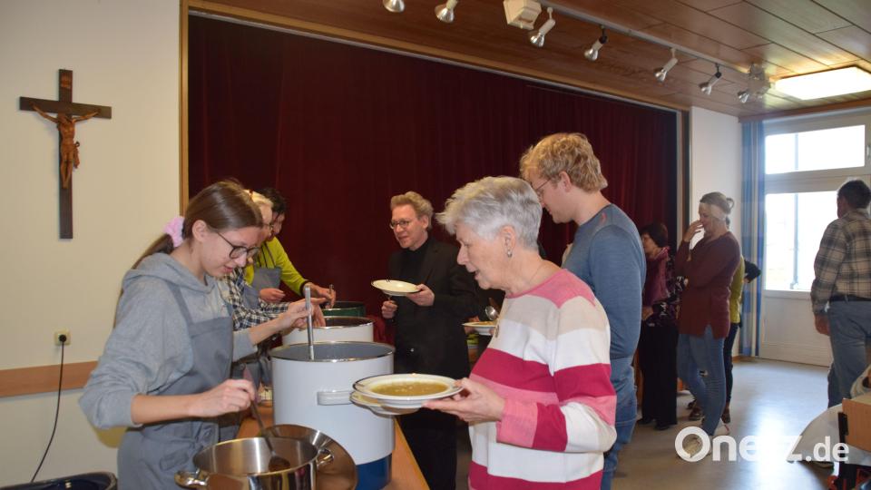 Auch Pfarrer Christian Schulz (hinten) holt sich seine Fastensuppe. Bild: swo