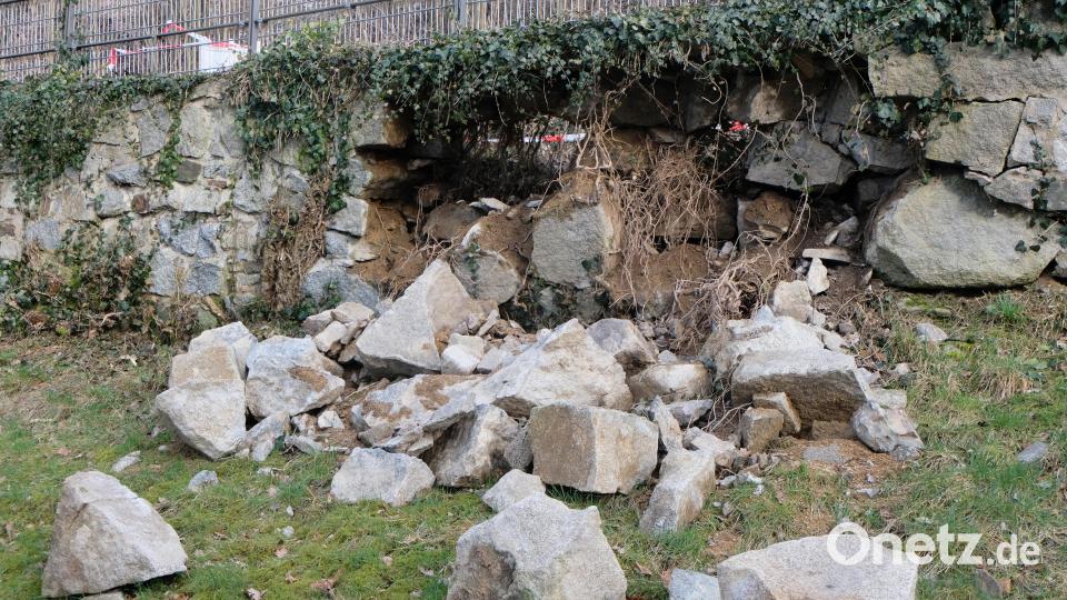 Ein etwa sechs Meter langes Mauerteil der seit nahezu 250 Jahren bestehenden Einfriedung am Judenfriedhof ist eingestürzt. Reparaturarbeiten sollen bald beginnen. Bild: le