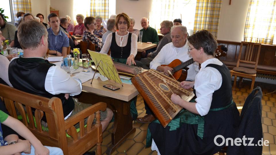 Die „Wernberger-Stubenmusi servierten Polkas, Walzer, Landler und Boarische. So mancher hätte dazu gerne das Tanzbein geschwungen. Bild: gi