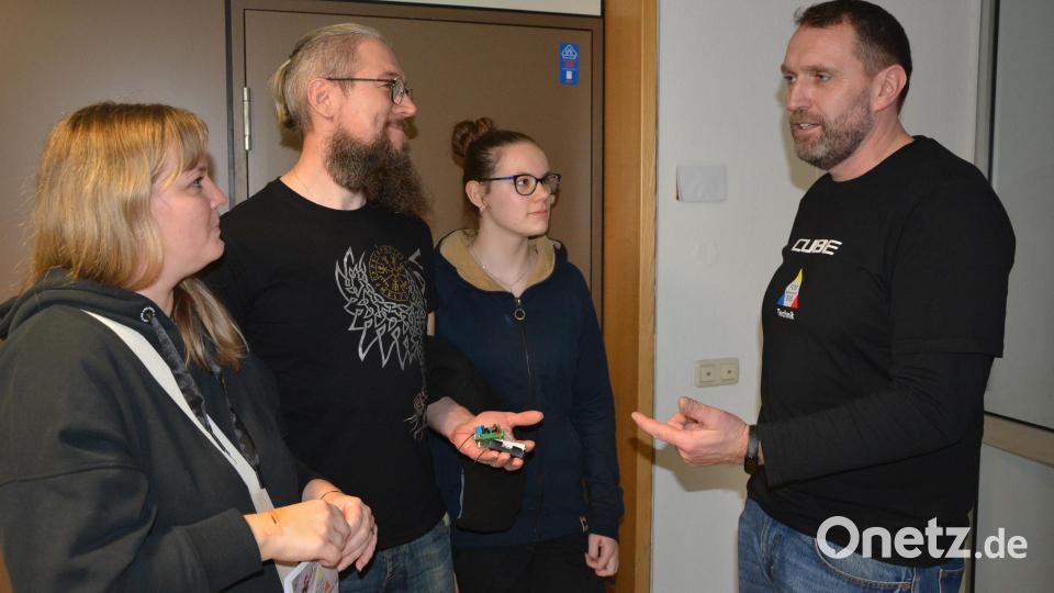 Die Besucher nutzten die Möglichkeit zum Gespräch mit den Lehrern, wie hier mit Martin Wunderlich (rechts). Bild: jr