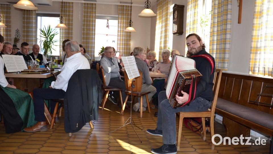 Maximilian Stefinger beherrschte seine Diatonische aus dem ff. Er spielte ganz innig. Immer wieder klang bei ihm der Südtiroler Komponist Pixner durch. Bild: gi