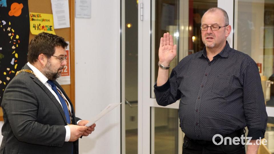 Als Nachrücker vereidigte Bürgermeister Thomas Kaufmann Markus Schraml. Er ist als Vorsitzender des Sängerbundes eng mit dem Gemeindeleben verbunden. Bild: bkr