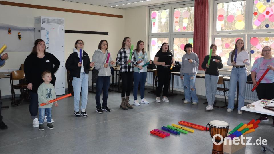 Interessierte erhielten am Beruflichen Schulzentrum in Neustadt Einblicke in die verschiedenen Ausbildungsberufe. : Begehrt war zum Beispiel das Fach Musik in der Kinderpflege: Schüler der 11. Klassen luden alle zum Mitmachen mit Boomwhackers ein. Bild: wrm
