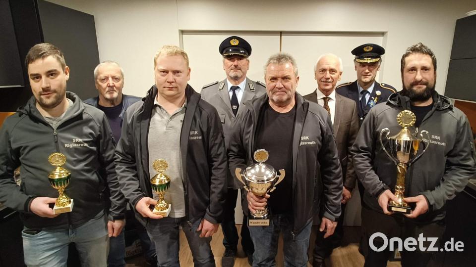 Geehrt wurden (vorne, von links) Marco Schricker, Matthias Philbert, Hubert Heindl und Andreas Stock. Ihnen gratulierten (hinten, von links) Hans Heindl, Herbert Koller, Bürgermeister Peter König und Kreisvorsitzender Wolfgang Danler. Bild: exa/exb