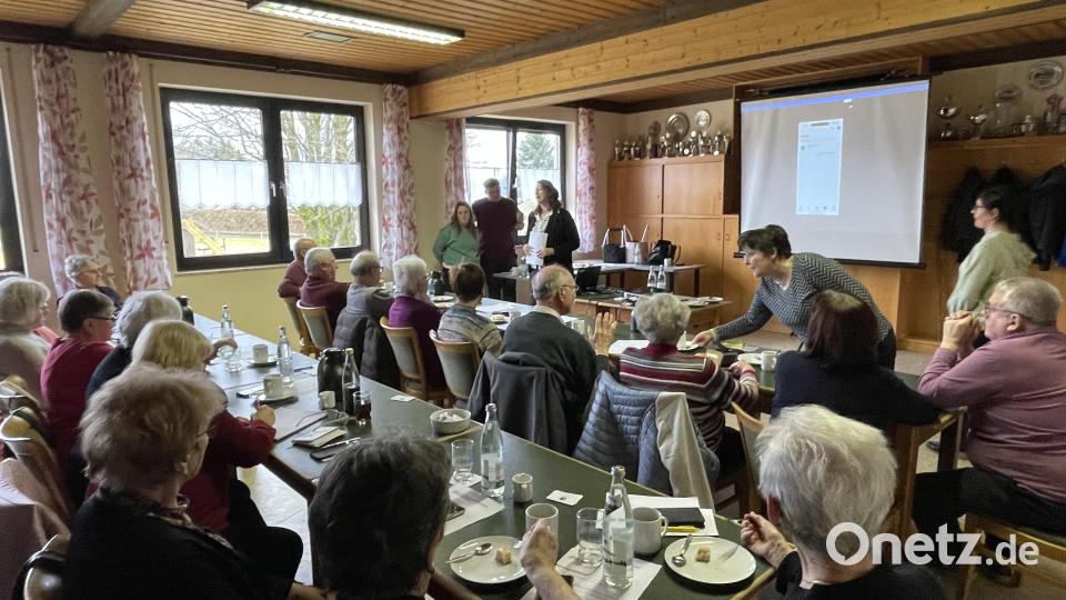 Großes Interesse herrschte beim Digitalen Infonachmittag der Marktgemeinde Mähring. Organisiert vom Quartiersmanagement und Seniorenbüro in Mähring. Bild: Karin Achatz/exb