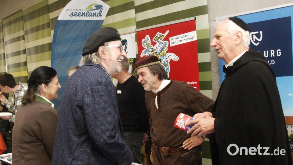 Die Laiendarsteller Pfarrer "Mockl" und Ritter Zenger (von rechts) werben beim Tourismustag für die Neunburger Burgfestspiele "Vom Hussenkrieg" im Juli. Bild: Hirsch