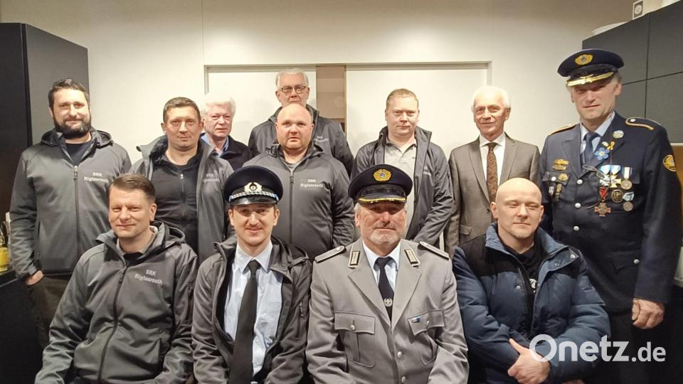 Der neue Vorstand der SRK Riglasreuth (hinten, von links) Andreas Stock, Michael Pirner, Gerhard Schlicht, Daniel Heindl, Horst Bachmann, Matthias Philbert, Bürgermeister Peter König und Kreisvorsitzender Wolfgang Danler sowie (sitzend, von links) Andreas Benkler, Patrick Scherm, Herbert Koller und Andreas Goller. Bild: exa/exb