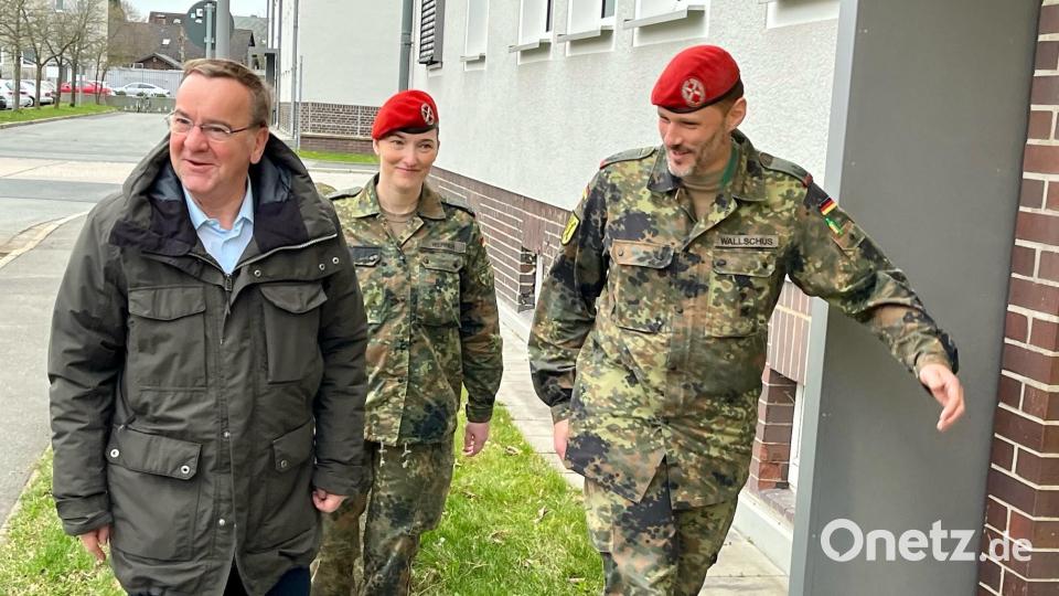 Verteidigungsminister Boris Pistorius ist in Weiden angekommen. Empfangen wurde er von Oberstleutnant Thorsten Walschus (Kommandeur 131. Artilleriebataillon) und Hejka Werner (Panzerartilleriebataillon 375.). Bild: Gabi Schönberger