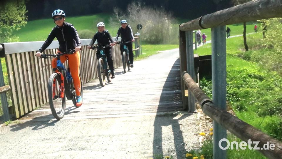 Am 28. April ist wieder Radlersonntag, an dem sich diesmal alle Mitglieder des Tourismusverbandes "Oberpfälzer Wald" beteiligen. Die Teilnehmer radeln auf ehemaligen Bahntrassen, wie hier auf dem bayerisch-böhmischen Freundschaftsweg. Bild: Hirsch