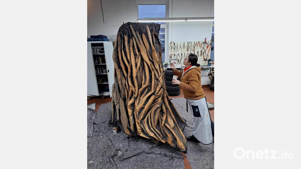 Im Zentrum der Bühne steht der selbstgebaute Traumzauberbaum. Bild: Modernes Theater Tirschenreuth/exb