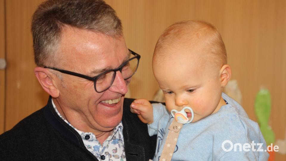 Während der Rede des Bürgermeisters wollte sein Enkel Zacharias unbedingt zu ihm. Bild: kro