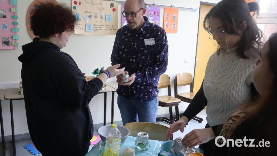 Interessierte erhielten Einblicke in die verschiedenen Ausbildungsberufe: Experimente im Bereich Kinderpflege: Knete selbst herstellen. Bild: wrm
