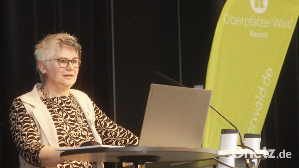 Alexandra Beier ist aktuell Geschäftsführerin des "Tourismusverbandes Oberpfälzer Wald" und zieht beim Tourismustag in Neunburg eine erfolgreiche Bilanz. Bild: Hirsch
