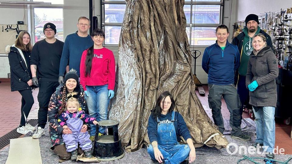 Im Zentrum der Bühne wird der selbstgebaute Traumzauberbaum stehen. Im Bild (von links) Leonie Panzer, Lukas Zölch, Projektleiterin Christina Trenner mit Kind, Andreas Faltenbacher, Renate Faltenbacher, Künstlerin Desislava Dimitrova-Radev, Benjamin Trenner, Joro Radev und Projektleiterin Janka Hannemann-Mathes. Bild: Modernes Theater Tirschenreuth/exb