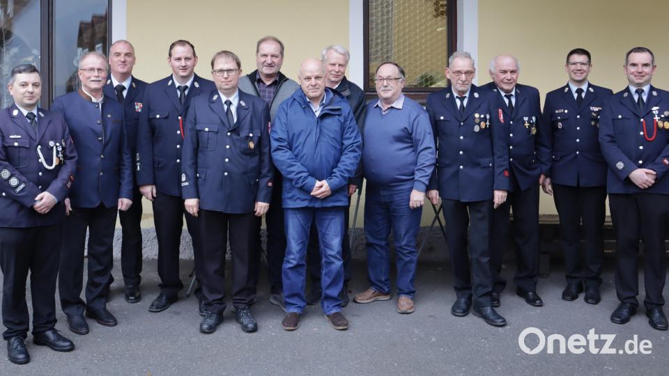 Die Geehrten der Feuerwehr Konnersreuth mit (von links) Kommandant Kreuzer Stefan, Bürgermeister Max Bindl und Kreisbrandinspektor Wolfgang Wedlich sowie (von rechts) Vorsitzendem Sven Jäger und Kreisbrandmeister Philipp Sölch. Bild: Feuerwehr Konnersreuth/exb