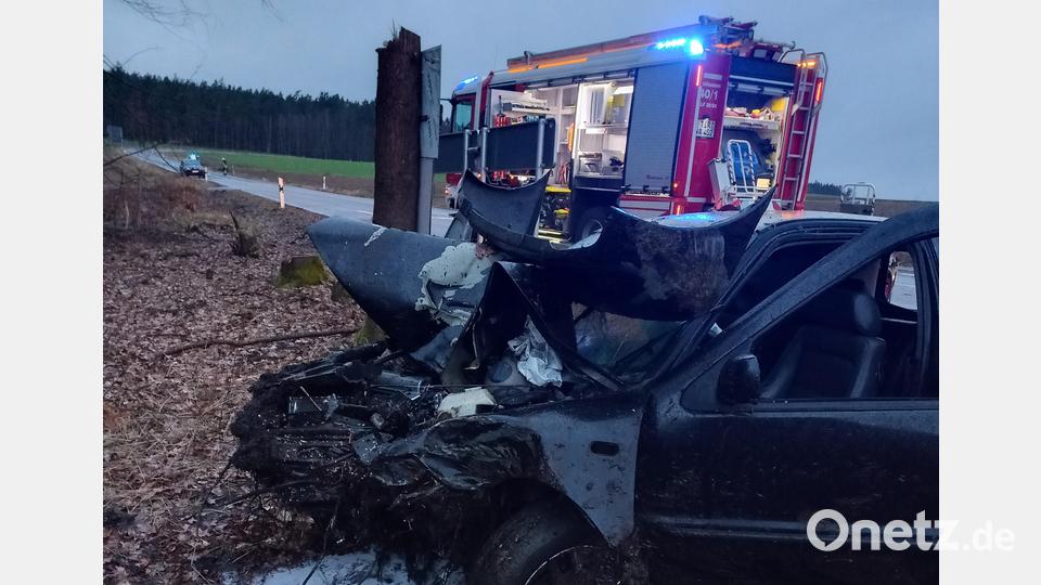 Einsatzkräfte der Feuerwehr Waldsassen übernahmen die Bergung des Unfallautos und die Verkehrsregelung. Bild: Feuerwehr Waldsassen/exb