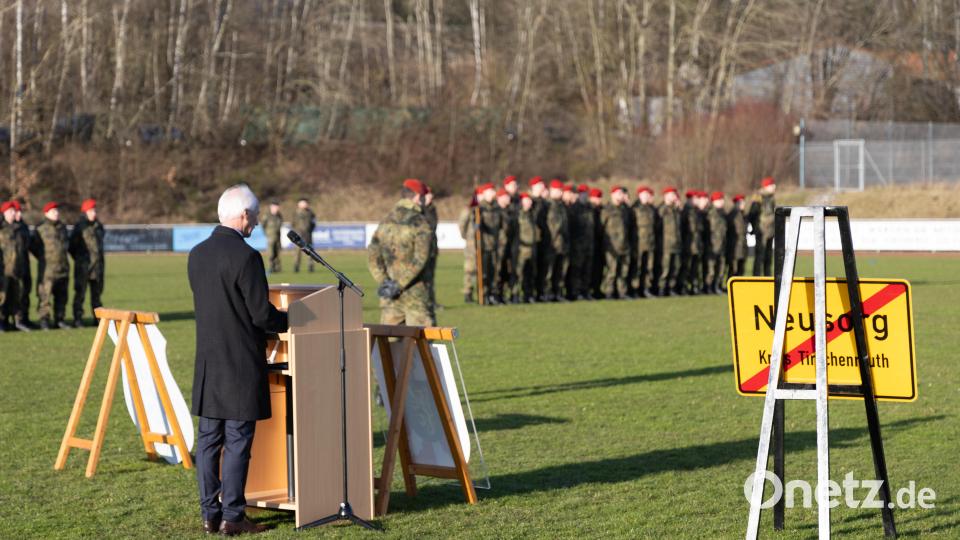 Bürgermeister Peter König heißt die Patenbatterie nach einem Auslandseinsatz zurück in der Heimat willkommen. Bild: rw