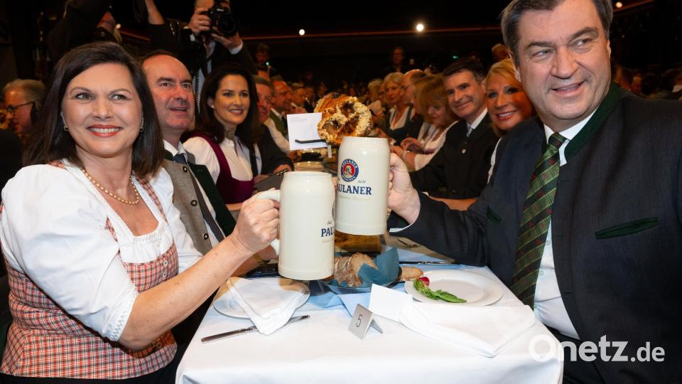 Markus Söder und Landtagspräsidentin Ilse Aigner nahmen neben Hubert Aiwanger am Starkbieranstich auf dem Nockherberg teil. Bild: Sven Hoppe/dpa