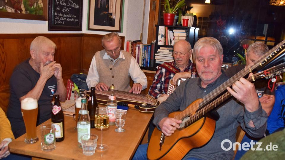 Die Ossinger-Musikanten (von links) Günter Seibold, Hermann Bruhn, Paul Pesold und Peter Schertl sorgten für gute Stimmung beim Heimatabend im Gasthof Zum Hirschen. Bild: wku