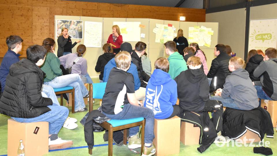 Bürgermeisterin Brigitte Bachmann, unterstützt von der Moderatorin Sabine Weber (links an der Schautafel) von der Kommunalen Jugendarbeit im Landkreis Amberg-Sulzbach, äußert sich zu den Vorstellungen und Wünschen der Jugendlichen bezüglich der Gemeinde Birgland, beim Projektabend &quot;Sag was&quot; in der Birglandhalle in Schwend Bild: no