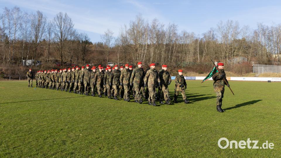 Die 5. Batterie des Artilleriebataillons 131 marschiert zum Appell auf den Sportplatz in Neusorg. Bild: rw