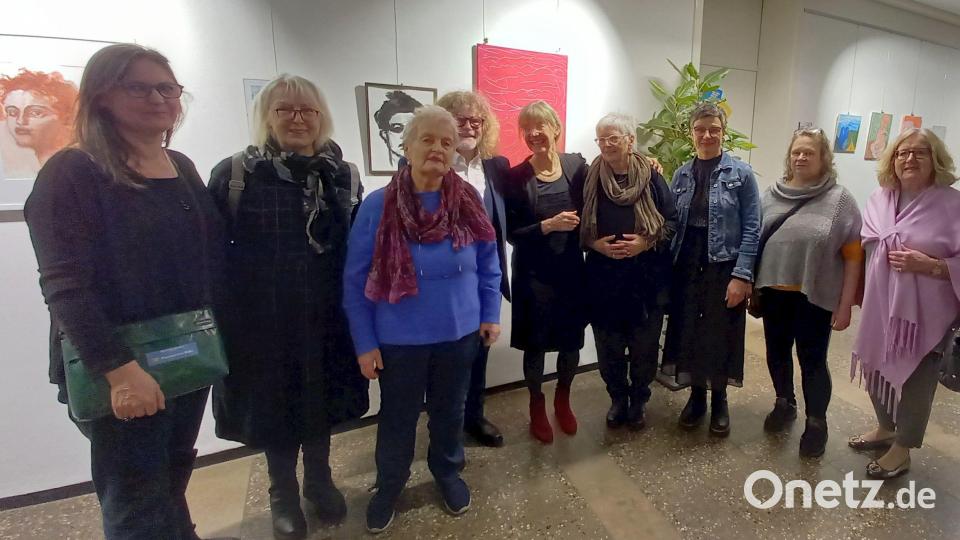 Einige der Ausstellenden: (von links) Regina Hämmerl, Dorothea Heid-Winklhofer, Nanni Saule, Uwe Böduel, Kuratorin Nora Matocza, Luise Bezold-Braun, Angelika Höllrigl, Isolde Beck und Petra Lorey. Bild: Thomas Rode/exb