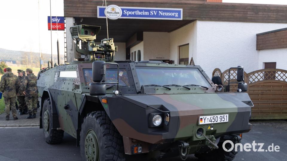 Ein Fennek (benannt nach dem gleichnamigen Wüstenfuchs) stand vor dem Sportheim in Neusorg. Bild: rw