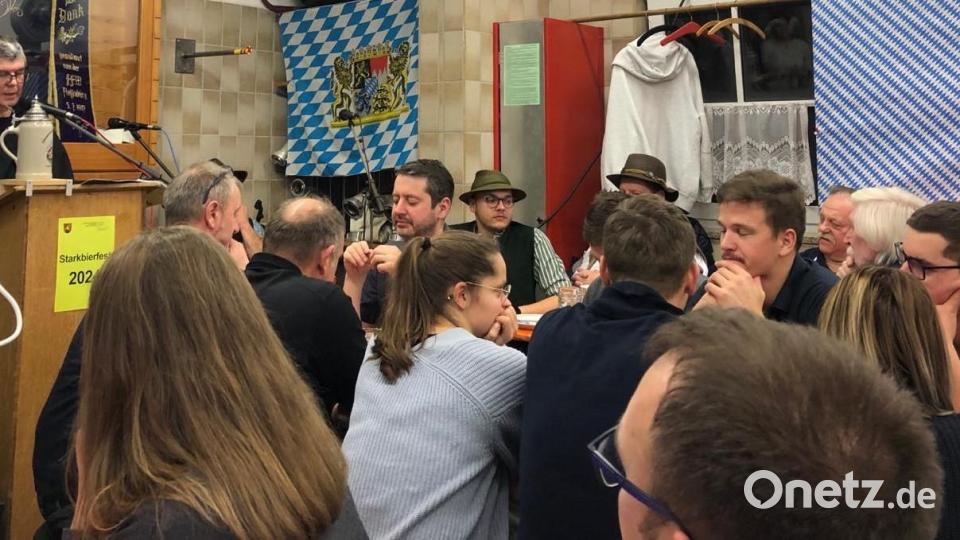 Bruder Asam mischte in seiner Rede gekonnt die politischen und gesellschaftlichen Ereignisse des letzten Jahres durch und zog sie humorvoll durch den Kakao. Bild: cro