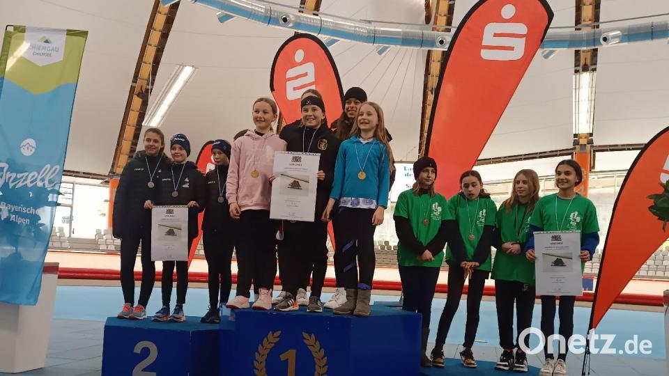 Luisa Ott, Greta Eiser, Anna-Sophie Firneis und Maria Atzi (auf dem Drittplatzierten-Podium, von links) bei der Siegerehrung. Bild: Mittelschule Mitterteich/exb