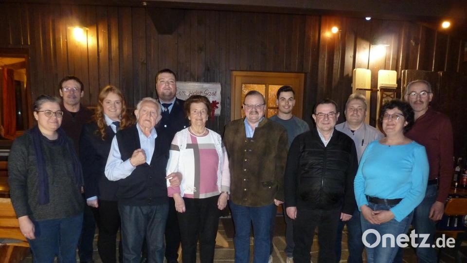 Jubilar Hans Bauer feierte mit seiner Lebensgefährtin Lotte (Vierter und Fünfte von links), seiner Familie und Freunden 90. Geburtstag. Zu den Gratulanten zählte auch eine Abordnung der Feuerwehr Schwarzenbach, der Heimatverein Hohenthan, der Pfarrgemeinderat Hohenthan sowie Pfarrer Konrad Amschl (Vierter von rechts) und Bürgermeister Alfred Stier (Sechster von rechts). Bild: bir