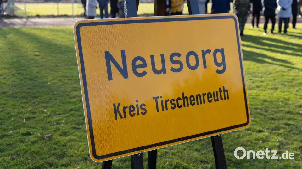 Die Soldaten präsentierten stolz das Ortsschild von Neusorg, das sie während ihres Einsatzes in Litauen begleitete. Bild: rw