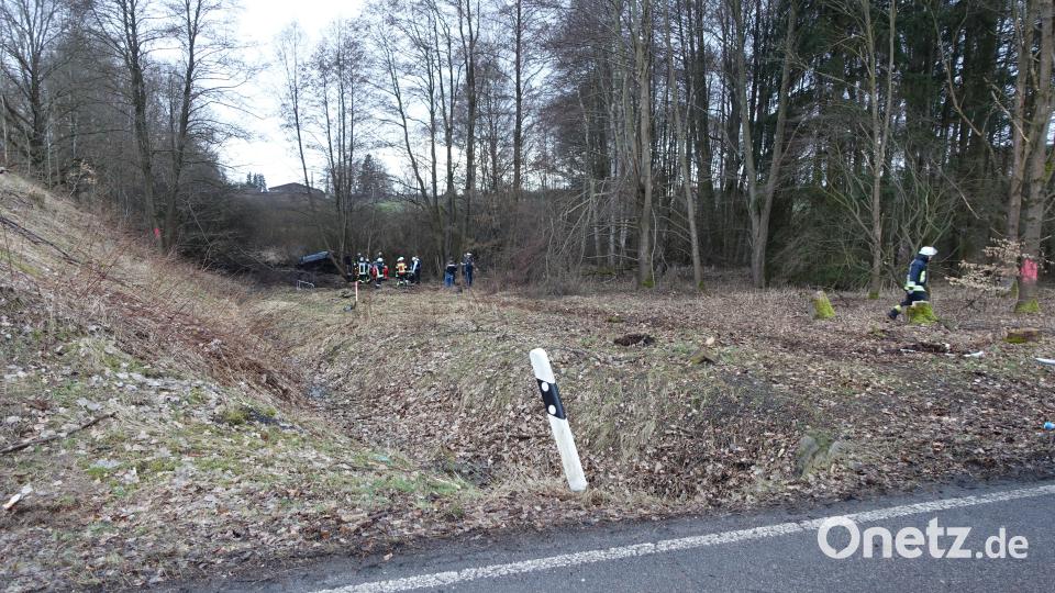 An der Einmündung zur Bundesstraße 2178 hob das Auto ab, flog rund 100 Meter weiter und blieb auf der früheren Bahntrasse mit Totalschaden liegen. Bild: Feuerwehr Waldsassen/exb