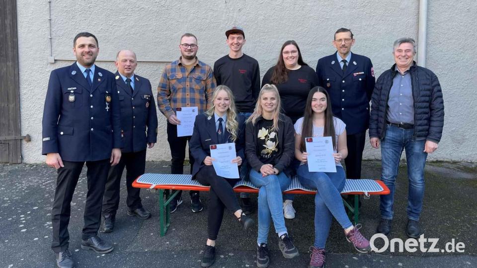 Bürgermeister Reiner Gäbl gratuliert mit der Feuerwehrführung zu den Beförderungen und dankt für die Teilnahme an den Seminaren. Bild: gz