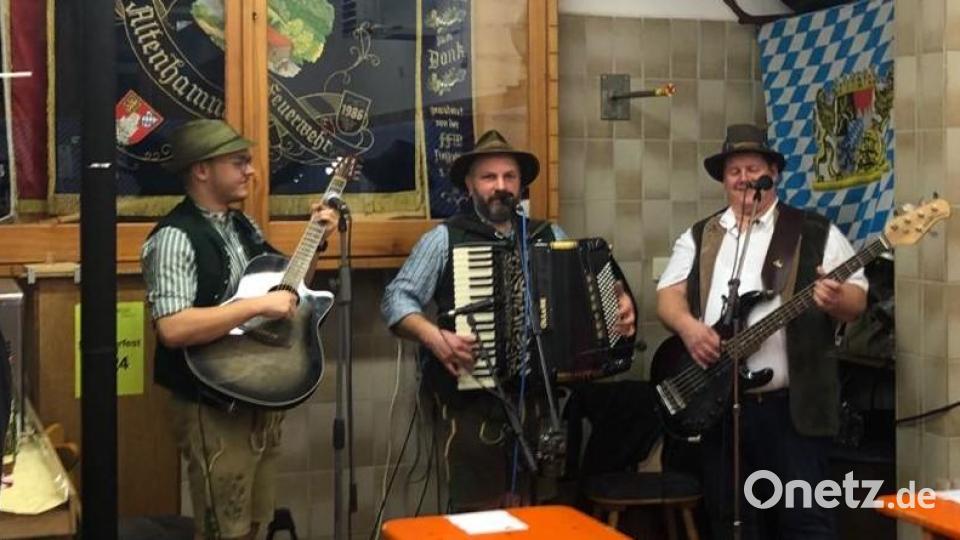 Die „Mittelberg Musi“ sorgte für die passenden Klänge im Feuerwehrhaus. Bild: cro