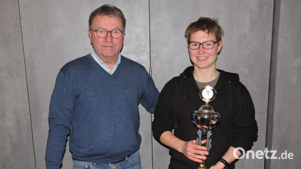 Heinz Uhl ehrte Eva Dengler vom RSC Neukirchen, die Platz fünf bei den Bayerischen und Deutschen Meisterschaften belegte und zudem das Everesting schaffte. Uhl bleibt weitere Jahre Bezirksvorsitzender im Radsport. Bild: Manuel März/exb