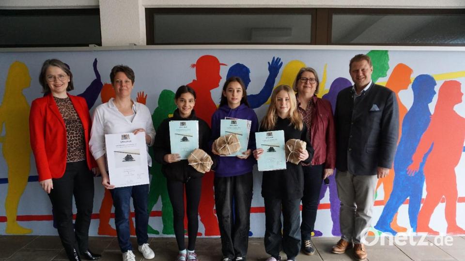 Ehrung an der Schule: Schulamtsdirektorin Martina Puff, Lehrerin Tanja Zeus, Maria Atzi, Greta Eiser, Anna-Sophie Firneis, Rektorin Gisela Kastner und Bürgermeister Stefan Grillmeier. Bild: Mittelschule Mitterteich/exb