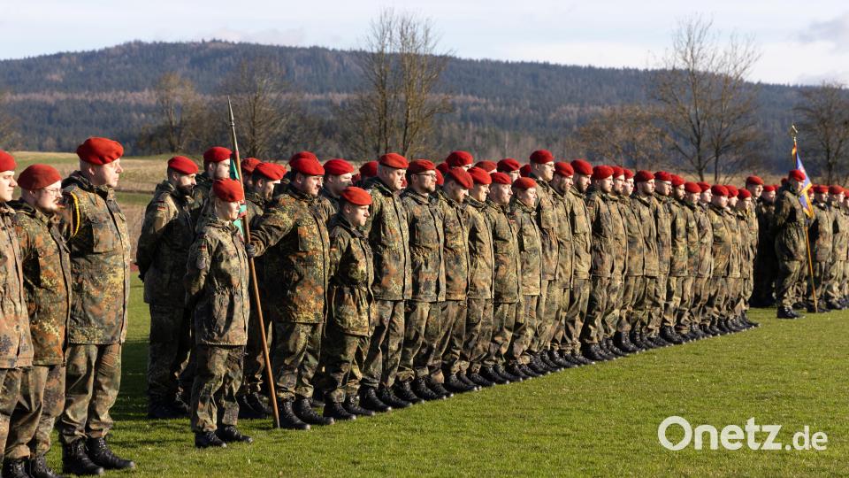 Die 5. Batterie des Artilleriebataillons 131 wird in ihrer Patengemeinde Neusorg herzlich willkommen geheißen. Bild: rw