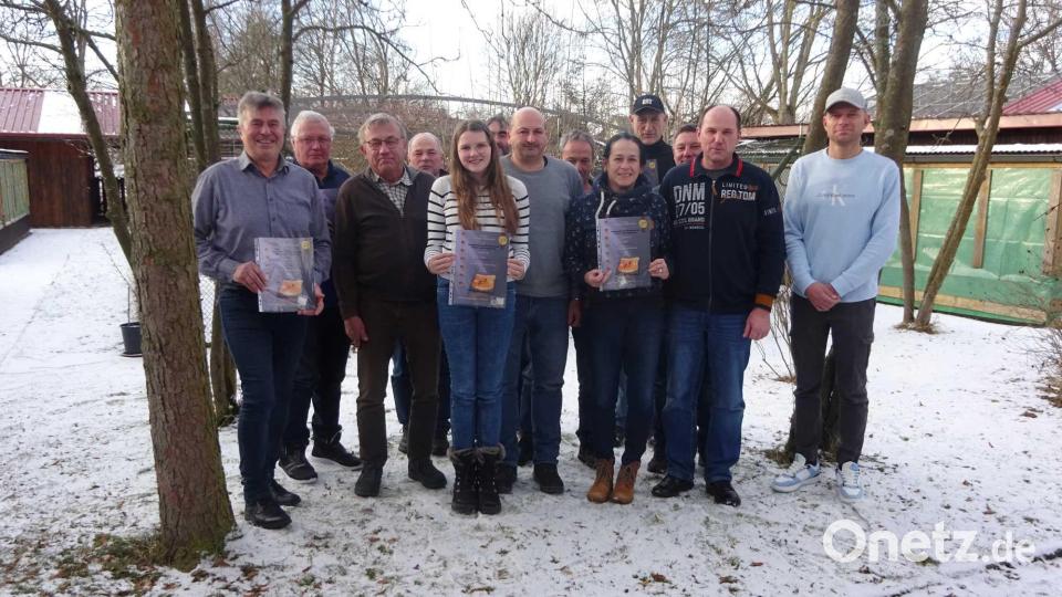 Die neue Vorstandschaft mit den langjährigen Mitgliedern. Bild: gz